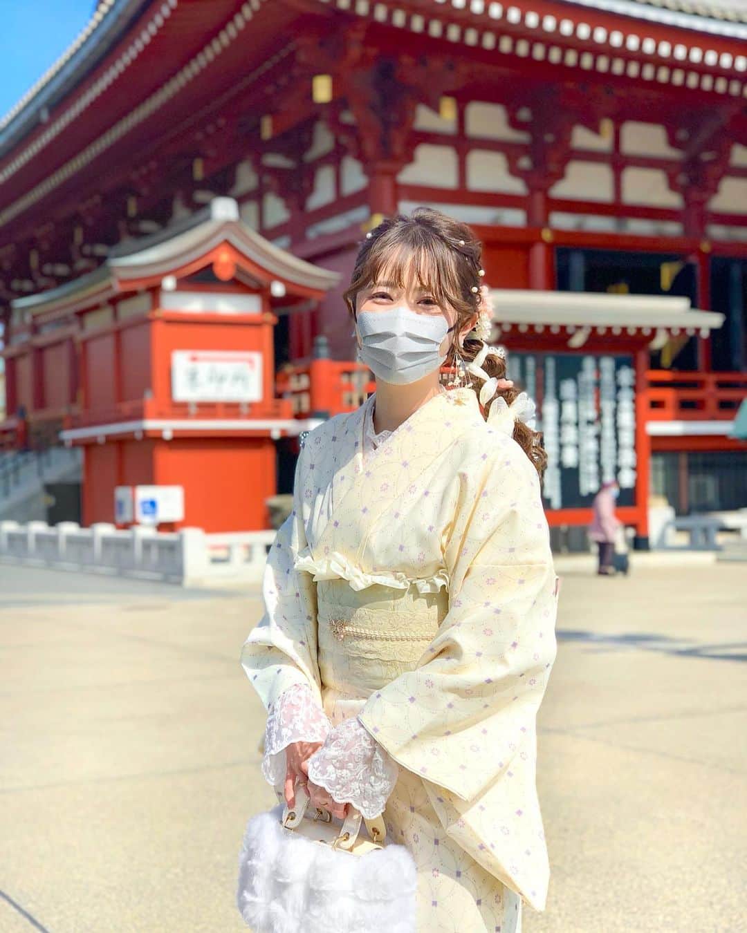 Kanaのインスタグラム：「ㅤ ㅤ 私が着た着物はこんなかんじ👘🤍 ㅤ ㅤ ちょっと甘めな春色着物🌸 たまには甘めもいいねぇ可愛いねぇ🥺💖 ㅤ もこもこバッグもVillageのだよ👼🏻 あやかなお揃いで持ったんだけど 可愛くて2人のお気に入りです👜☁️💓 ㅤ ㅤ ㅤ ㅤ ㅤ ㅤ ㅤ #ヴィレッジ #浅草観光 #浅草着物レンタル #着物 #着物コーディネート #アンティーク着物 #リボンヘアアレンジ #着物ヘアアレンジ #ヘアアレンジ #浅草寺 #浅草 #マスク女子 #villagetokyo #kimono #asakusa」