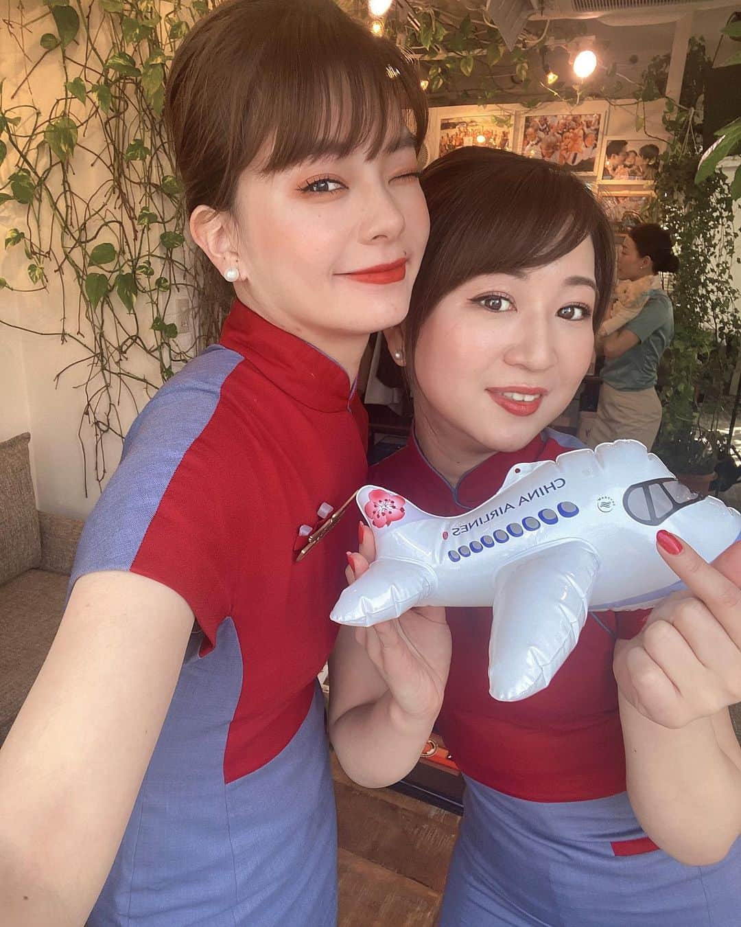 小濱庸子さんのインスタグラム写真 - (小濱庸子Instagram)「Thank you for China airline... Love Taiwan🇹🇼 My Buddy♡  外資系caとして海外で働くという夢を叶えてくれた会社。 残念ながらこのご時世の影響もあり、日本人クルーは契約を更新できない現状があります、、、 なので同期に便乗して記念に写真を撮ってきた✨ 大切な同期にも恵まれた思い入れのある会社✨ ありがとう！！ 幸せな時間だった✈️  制服を全面に乗せたのは初めてかも？🧐  #エアライン #ca #客室乗務員 #crew #台湾 #キャリア #元ca #外資系エアライン #卒業 #思い出 #photography  #ウィンクとかしちゃって」3月1日 21時00分 - hamachan1020