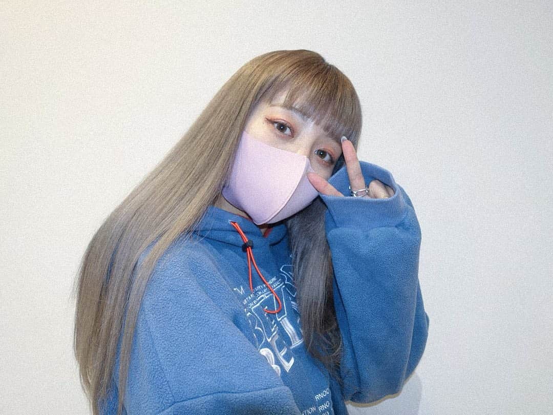 Yumeのインスタグラム：「んもうハイトーンだとプリンが気になって気になって、、、😟😟  暗めだけど透明感だだ漏れな グレーカラーにしてもらいました😖🤍🤍  透け感カラー神すぎ🥲✨✨ プリンが目立たないし嬉しすぎる、、、 最強トリートメントで超サラッサラだし、、、  りゅうじさんありがとうございました😌💖  そして、最近まじで推しのカラコン👀 シュガーパステルアイのベビーブラウン💎  毎回メイク動画で使ってるからみんな見飽きたかもしれないけど、、、(笑)  グリーンフチってこんなにも自然に透明感を出してくれる、、、 単純なブラウンじゃないから 目に輝きも出るの、、、  ほんっとにらぶ、、、  一年用だけどストックあります(笑) それくらい愛してる🥲💗  #ハイトーン#グレーカラー#透明感カラー#透け感カラー#ロング#エクステ#mitunolens #蜜のレンズ #カラコン #韓国カラコン #エクステバンズ#extends」