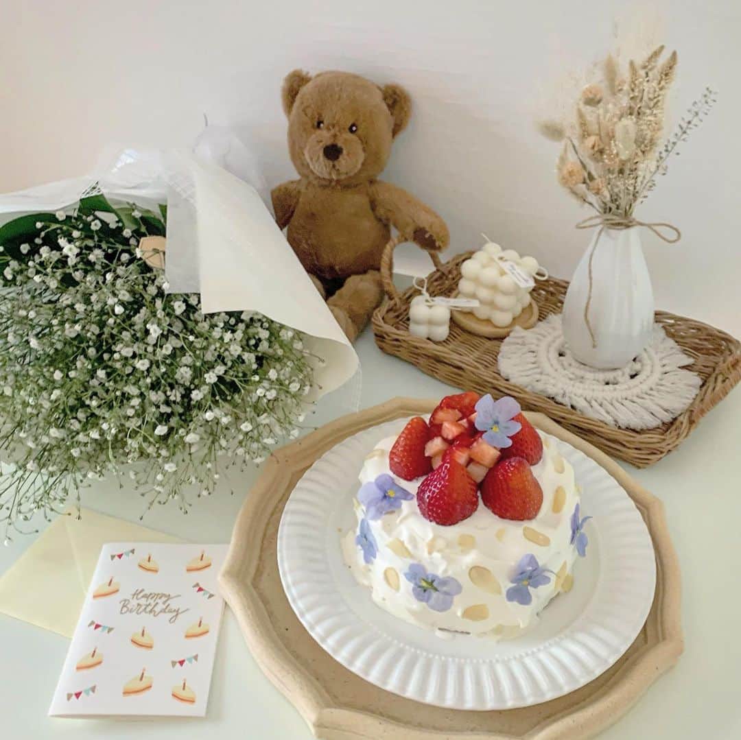 たんりいのインスタグラム：「. . Happy Birthday @kci.bymx 🎂♡ . お祝いしたんだ〜✨✨ おめでとう、かっちっ💓💓 . #韓国ケーキ #センイルケーキ #ケーキ #誕生日 #誕生日ケーキ #手作りケーキ」