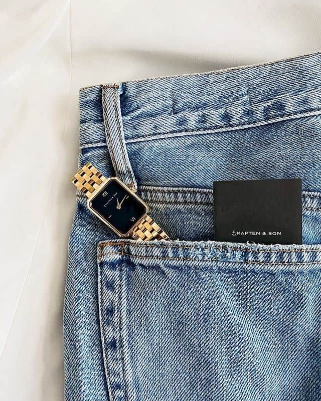 Kapten & Sonさんのインスタグラム写真 - (Kapten & SonInstagram)「'I got a pocket, got a pocketful of sunshine' 🎶☀️ Who know's the song? 🙋 ⁠ .⁠ .⁠ Our watch Grace Gold "Black Steel" can be perfectly combined with your everyday outfits like a good pair of blue jeans. @reneenatassja. #bekapten #kaptenandson⁠ .⁠ .⁠ .⁠ #watch #sunshine #essentials #details #jeans #outfit #casual #sparkle #ootd #inspiration #fashion #style #netherlands」3月1日 21時01分 - kaptenandson