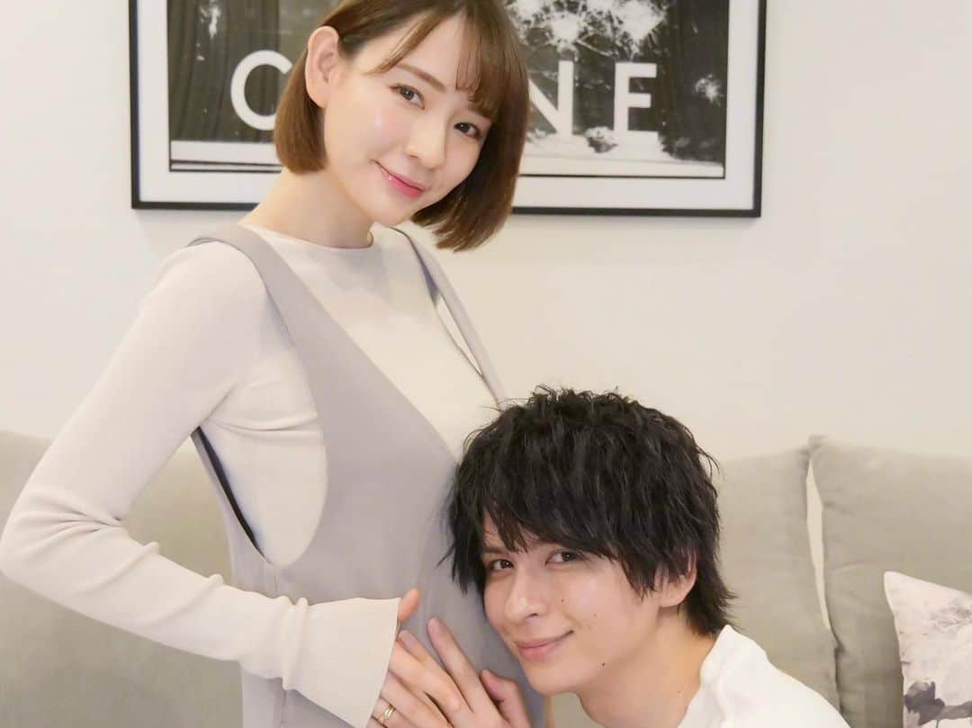 永棟安美のインスタグラム：「【ご報告】 この度、待望の赤ちゃんを授かりました🕊⋆*  先日安定期を迎え、出産は今年の夏頃の予定です😌  本当に本当に嬉しくて、妊娠が分かった瞬間ふたりで感極まったことを鮮明に覚えてます✨  日に日に大きくなっていくお腹や、エコーで見た赤ちゃんの姿がとても愛おしく、無事生まれてきてくれる日がとても待ち遠しいです！  安定期に入ったとはいえ、コロナ禍という事もありますし、まだまだ不安な気持ちが消えませんが、毎日を大事に過ごしたいと思います🤲  ️ ここ数ヶ月、各SNSの更新がしばらく止まっていたことで、心配のコメントやDMを送ってくださり、気にかけてくださった方たちに今日まで伝えられていなかったこと、申し訳ない気持ちと、早く伝えたかった気持ちでいっぱいでした😂！ご心配をお掛けしていて本当にすみません😣🙏  体調が辛い時にとても励まして貰い、私の大きな支えとなっていました。ありがとうございます😌❤️  赤ちゃんと体調の事を第一に考えながら少しずつSNSの方も再開していこうと思います👍🎶   #妊娠報告 #家族 #初マタ」
