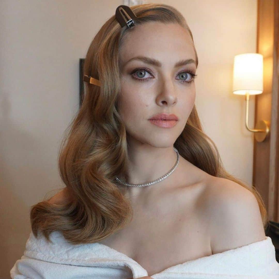 ELLE UKのインスタグラム：「Those waves! How can us mere mortals achieve Amanda Seyfried's Hollywood #GoldenGlobe hair? We spoke to her her hairstylist to find out... LINK IN BIO」