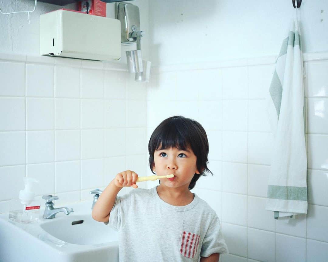 セソコマサユキのインスタグラム：「４年前ぐらいのハミガキ。」