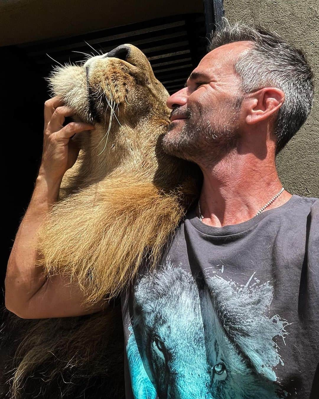 Kevin Richardson LionWhisperer さんのインスタグラム写真 - (Kevin Richardson LionWhisperer Instagram)「Happy Monday everyone with an exclusive fun give-away competition for you all to enjoy! 3 Lucky Winners will choose any one item from the range on the Teespring Lion Whisperer store as their prize. •	Simply send in a photo of any piece of Lion Whisperer Teespring merchandise you have purchased and an accompanying quote explaining why you like the Lion Whisperer range on the YouTube store •	Send your entry for this Give Away prize competition by email to pam@lionwhisperer.co.za •	All of the entries will be assessed and the judging panel will award the prizes based on the best photo and accompanying quote •	The best 3 entries rated by our judges will be awarded the give-away prize of any item from the Lion Whisperer store on YouTube •	We will share a number of the entries sent in throughout the competition •	The Give-Away Competition starts 10:00am EST time on Monday March 1 and entries close at 12 Noon 8th March EST •	Winners will be announced on a date on or after 8th March Store link in bio above (contact in bio link)   *Please note By submitting their photos to Lion Whisperer TV, participants agree to grant Lion Whisperer TV free of charge the right to use the photo in any manner and media, including without limitation, the right to publish, adapt, distribute, copy, display or translate in printed or electronic media even if they are not the winning entries. *All decisions are final and no correspondence will be entered into.」3月1日 21時07分 - lionwhisperersa