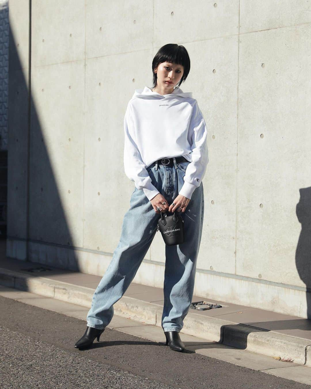 Droptokyoさんのインスタグラム写真 - (DroptokyoInstagram)「TOKYO STREET STYLE Name: @mys_nanami  Outer: @calvinklein  Top: @calvinklein Pants: @calvinklein  Bag: @calvinklein  Belt: @calvinklein  #MYCALVINS #カルバンクライン #pr #droptokyo#tokyo#japan#streetscene#streetfashion#streetwear#streetculture#fashion Photography: @fumiyahitomi」3月1日 21時08分 - drop_tokyo