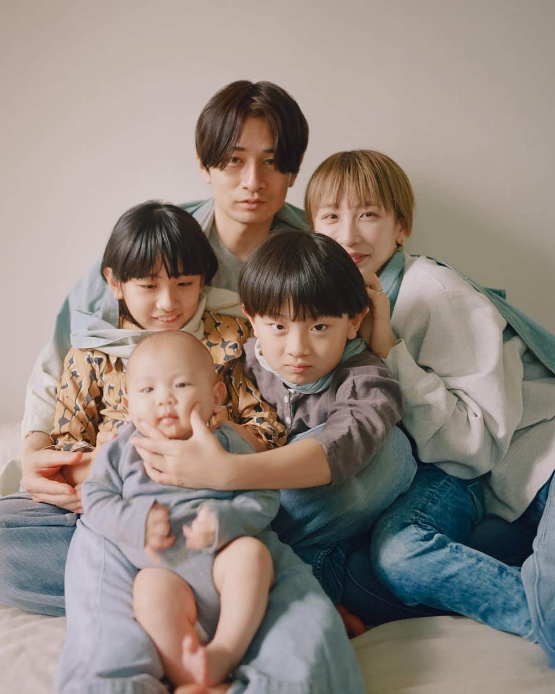 Kisshomaru S.のインスタグラム：「Goto Family @olta.goto wearing @tactac__official for “same here” ﻿ ﻿ 生きている時間を共有している﻿ わたし“ I ”とあなた“ YOU ”﻿ わたしたち“ WE ”は、今も同じ時間を生きています。﻿ デジタル化され、フィジカルなことから離れていく現在。﻿ 改めて人間にとっての時間の過ごし方、﻿ 生き方を考えさせられています。﻿ ﻿ そんな私たちは、今日も服を纏っています。﻿」