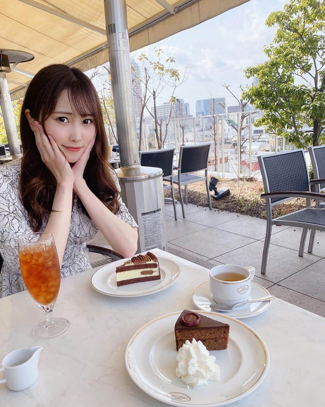 佐野友里子のインスタグラム：「今日は暖かかったのでテラス席でランチしたよ🍝💓ニョッキもケーキも美味しかった☺️🤍 . #表参道カフェ #lunch」