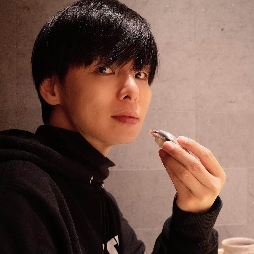 村長（小顔大使）のインスタグラム：「鮨LOVE🍣  #寿司誘って下さい #全国どこでも行きます」