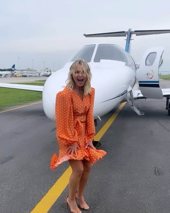 Eliana Michaelichin Bezerraのインスタグラム：「Não ia postar mas achei divertido dividir com vcs o boomerang do look do dia que NÃO DEU CERTO. Pelo menos deu tempo de segurar a saia (rsrsrs). Bom dia pessoal, tenham uma semana abençoada ❤️」