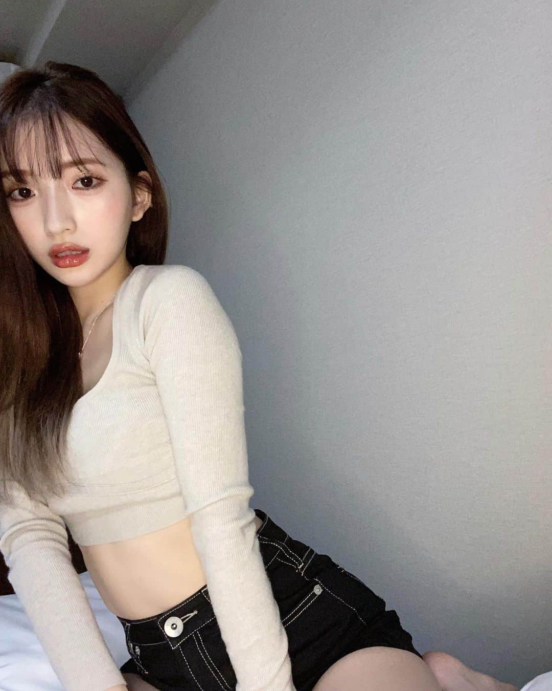 南りほのインスタグラム：「前髪どう？🖤 3枚目ぐるーといます🐶🤍😂」