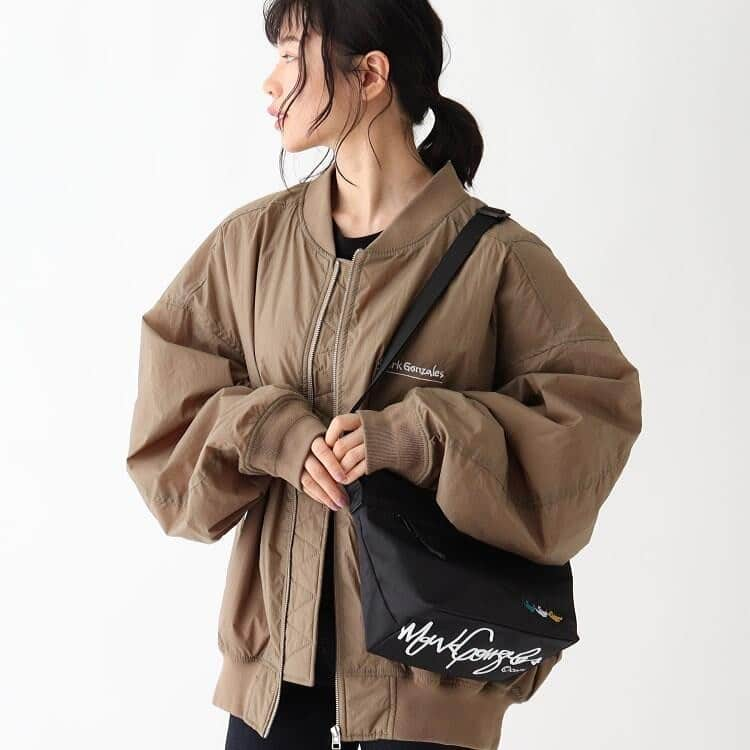 basecontrolさんのインスタグラム写真 - (basecontrolInstagram)「大人気MARK GONZALES ｘ BASECONTROL﻿ 別注企画にショルダーバッグが登場！﻿ ﻿ 定番の船形ミニショルダーバッグをベースにマークゴンザレスらしい抜け感のある３連のエンジェルグラフィックプリントがワンポイントになったデザイン。﻿ ほどよいサイズ感でワンマイルからちょっとしたお出かけまでユニセックスで使える優秀アイテム。﻿ ﻿ ペットボトルが楽々収納可能なサイズですので本やメモ、資料やマイボトルなどの持ち運び荷物が収納できる使い勝手のよいサイズ感。﻿ ﻿ ﻿ bag﻿ ¥4,950﻿ ﻿ ﻿ 詳しくは @basecontrol_official からオフィシャルサイトをチェック！﻿ ﻿ #basecontrol #basestation #newarrival  #world #ootd #tokyo #basic #fashion  #2021ss #ベースコントロール #ベースステーション #newarrivals #新作#マークゴンザレス #markgonzales #gonz #ミニバッグ #ショルダーバッグ」3月1日 21時14分 - basecontrol_official