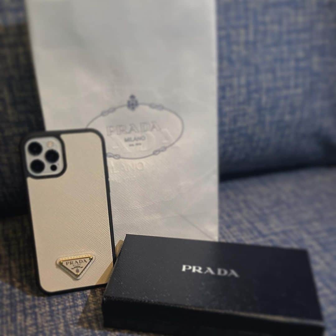 のインスタグラム：「. . iphone12pro ケース探しまくって やっとかわいいのに出会えました . #iPhone12pro #prada #iPhoneケース」