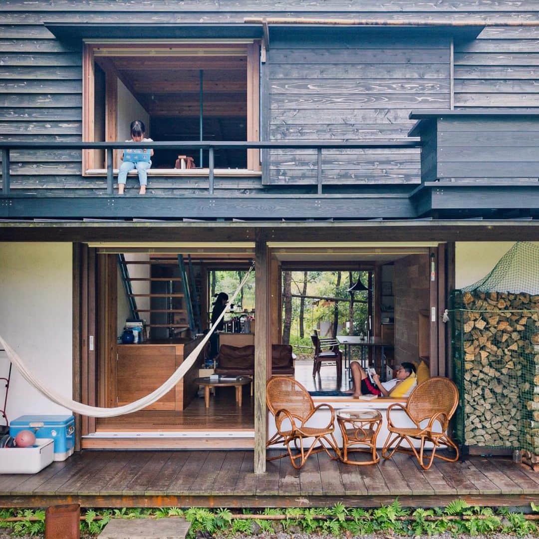 GENIC 公式インスタグラムさんのインスタグラム写真 - (GENIC 公式インスタグラムInstagram)「もっとも愛すべき究極の地元はMy HOMEかもしれない、という鹿児島の加賀江さん @kagae_hironobu 。 里山に家を建て家族で暮らし、住まいと生活、自然のリンクを「家」をベースに表現しています。  「自然とともに心地よく生きるための環境が整っていて、都市と人と自然の距離感がとてもいい鹿児島。こんなにも人が自然に生きられる良い場所はないと思っています。私の 地元は、ジブリ作品で描かれるような里山の風景が魅力。人と自然の営みが共存している光景に心惹かれます」  普段の生活の中にも写真に収めたくなるような幸せや悦びがあることに気が付いたのは、ここで暮らすようになってからだそう。  「住まいと自然がリンクすることで得られる幸せ、豊かさ、心に描かれる感覚を写真で捉えて、表現できたらいいなと思っています。地元というのは生活のベースになる場所。特別ではない当たり前が溢れた世界だと考えると、私にとっての地元の究極は “MY HOME” なのかもしれません」  自然とともにある日常を撮影する際の、加賀江さんなりのこだわりとは？ 「家の中で写真を撮るときは窓が写るように、逆に外で撮るときは家や生活が写り込むように撮ります。正対することが多いのは、私が見て感じ取ったことが伝わりやすいと思うからです」  鹿児島に来たら田舎道をレンタカーで走ってみてほしい、という加賀江さん。観光地より名もなき田舎の風景を車で満喫するのがオススメだそうです。」3月1日 21時18分 - genic_mag