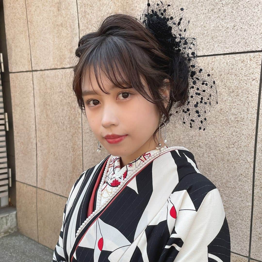 MERY ITEMのインスタグラム：「［ 個性派レトロモダンコーデ編 ］⁣ .⁣ 今回は、個性派レトロモダンコーデ をご紹介🖤⁣ .⁣ ほろ苦いビターな袴にほんのり甘いアイテムを添えて、⁣ クールだけど強すぎない、⁣ フェミニンな印象のモダンコーデはいかが？⁣ .⁣ 学生最後の晴れ舞台、周りと差をつけるコーデで卒業式の主役を狙っちゃお。⁣ ぜひチェックしてみてね💡⁣ .⁣ - コーデアイテム -⁣ 【 monoclear 】シュガーフラワー⁣ 型押し2wayショルダーバッグ⁣ ステッチアンクルブーツ⁣ 【 Sofia. 】ひとひらピアス⁣ drawstring 2way bag（new）⁣ .」