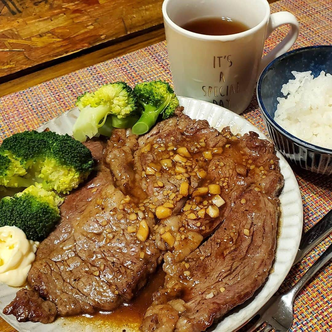 鈴木奈都のインスタグラム：「魚だけじゃなくて肉も食べるよ🥩 (肉料理にはこだわりが無いので、必殺下品盛り)」