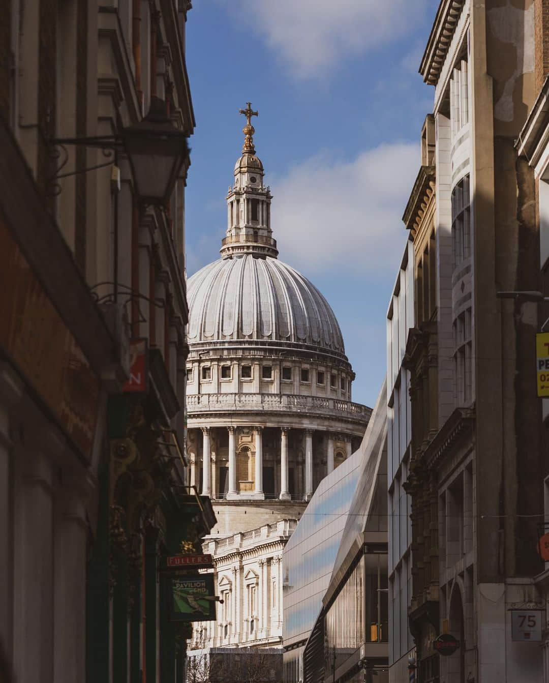 @LONDON | TAG #THISISLONDONさんのインスタグラム写真 - (@LONDON | TAG #THISISLONDONInstagram)「@MrLondon on Watling Street (EC4M) looking back at #StPaulsCathedral... love how this little side street frames the great cathedral and its 365ft high dome which was once the tallest building in London from 1710 to 1963! Fact for Monday! ☺️ Have a great week everyone! ❤️❤️  ___________________________________________  #thisislondon #lovelondon #london #londra #londonlife #londres #uk #visitlondon #british #🇬🇧 #stpauls」3月1日 21時24分 - london