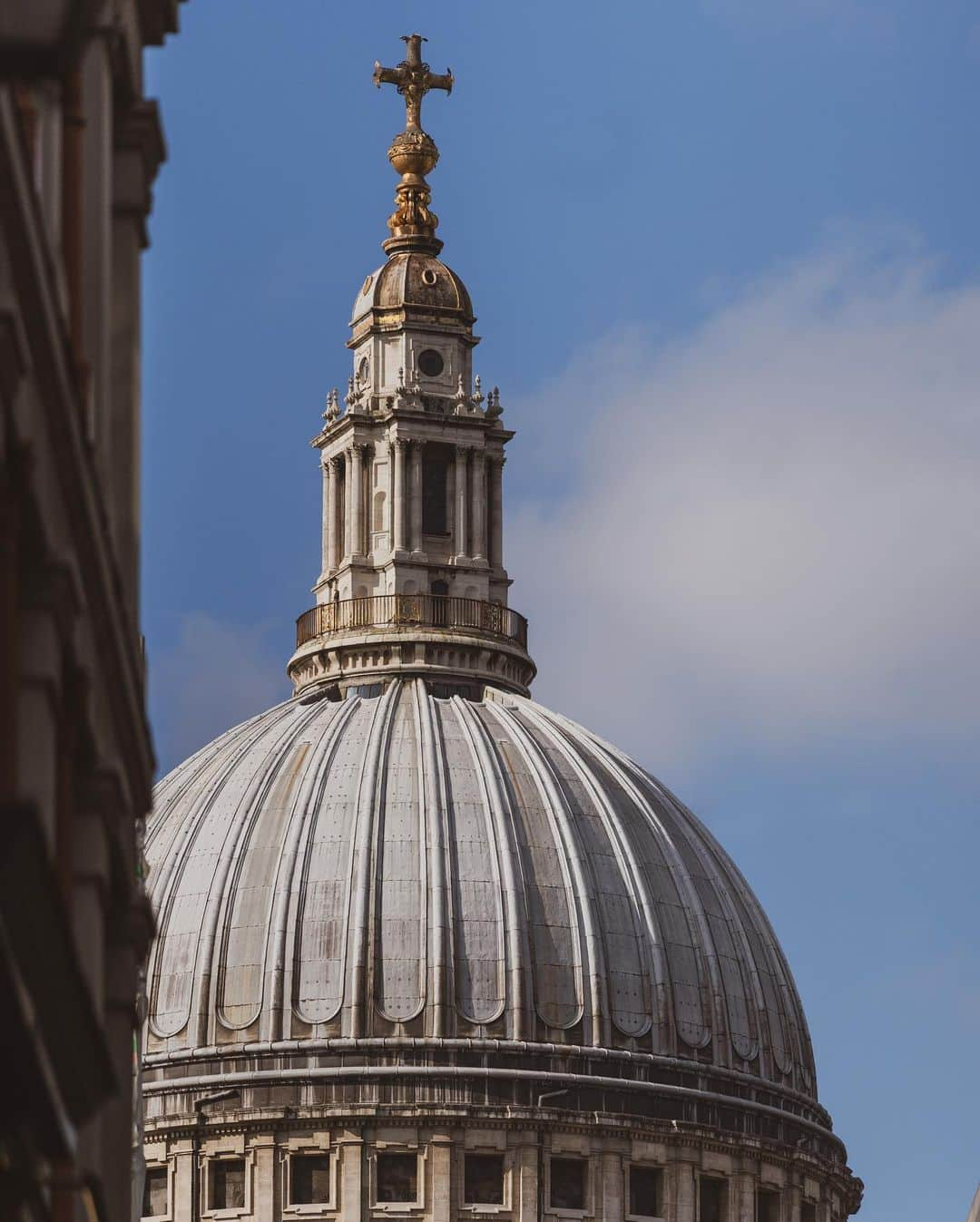 @LONDON | TAG #THISISLONDONさんのインスタグラム写真 - (@LONDON | TAG #THISISLONDONInstagram)「@MrLondon on Watling Street (EC4M) looking back at #StPaulsCathedral... love how this little side street frames the great cathedral and its 365ft high dome which was once the tallest building in London from 1710 to 1963! Fact for Monday! ☺️ Have a great week everyone! ❤️❤️  ___________________________________________  #thisislondon #lovelondon #london #londra #londonlife #londres #uk #visitlondon #british #🇬🇧 #stpauls」3月1日 21時24分 - london