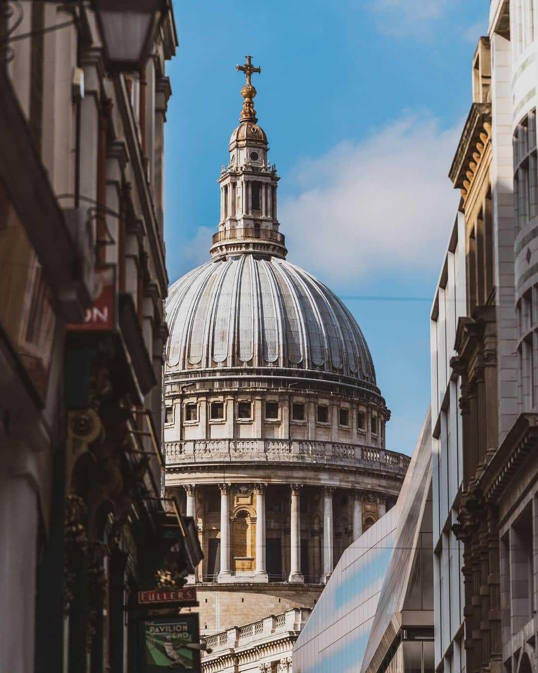 @LONDON | TAG #THISISLONDONさんのインスタグラム写真 - (@LONDON | TAG #THISISLONDONInstagram)「@MrLondon on Watling Street (EC4M) looking back at #StPaulsCathedral... love how this little side street frames the great cathedral and its 365ft high dome which was once the tallest building in London from 1710 to 1963! Fact for Monday! ☺️ Have a great week everyone! ❤️❤️  ___________________________________________  #thisislondon #lovelondon #london #londra #londonlife #londres #uk #visitlondon #british #🇬🇧 #stpauls」3月1日 21時24分 - london