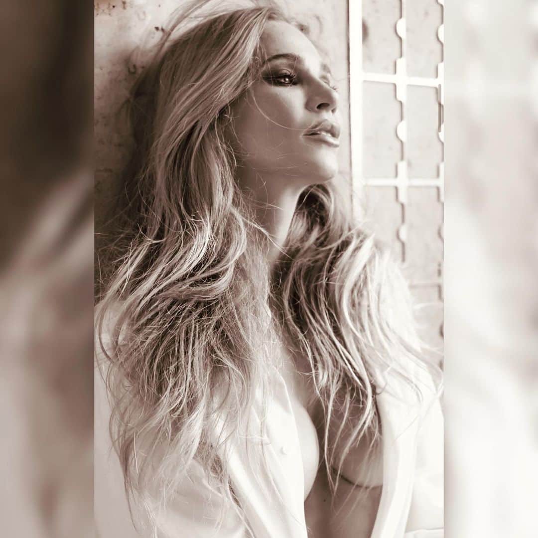 アンドレア・ヴェルソワのインスタグラム：「!SÚŤAŽ! 🎁✨Nesmierne ma tešia Vaše krásne správy a  záujem o môj nový kalendár na rok 2021 🙏 💛. Preto som sa rozhodla urobiť radosť 3 z Vás 🎁😍. Stačí do komentára  označiť  3 ľudí a začať sledovať @averfashionofficial a možno to budeš práve Ty, koho  vylosujem v utorok o 20.00 h a vyhrá môj limitovaný kalendár na rok 2021.   Pre tých, ktorí nechcú čakať alebo skúšať svoje šťastie, kalendár sa dá objednať exkluzívne na www.averfashion.com ! Link in BIO ☝️ (Výťažok z predaja putuje na pomoc týraným a opusteným deťom)   #newcalendar #andreaversovamodel @workpressaviationsro #andrealifestyle #artphoto #bw #andreaveresovaofficial #wpa @lucierobinsonphoto」