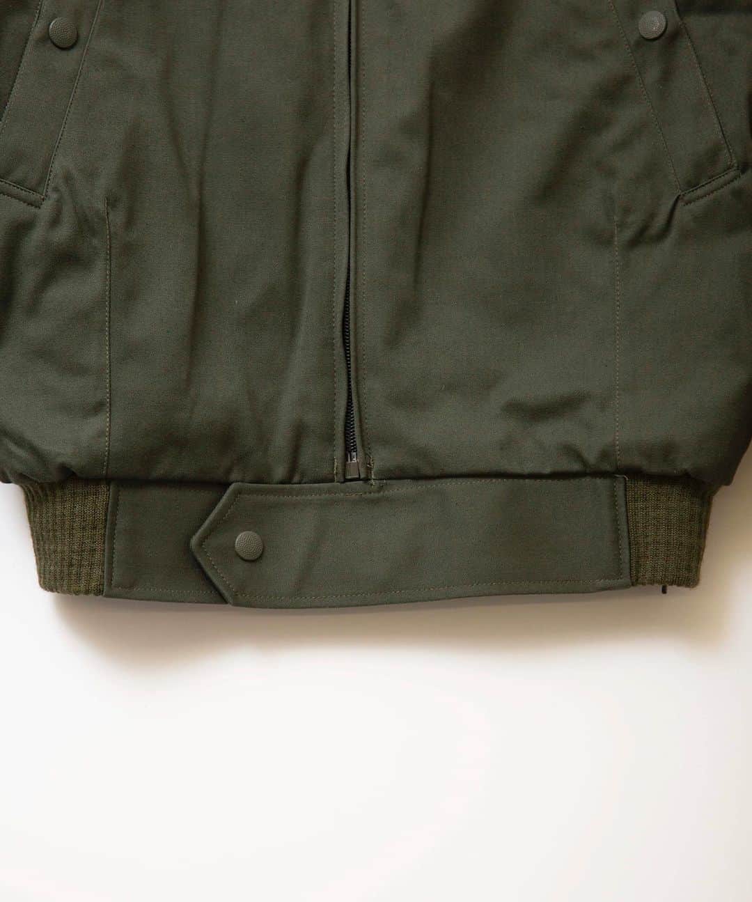 ファクトタムさんのインスタグラム写真 - (ファクトタムInstagram)「﻿ ﻿ French Army Pilot Jacket﻿ ﻿ 衿に着脱可能なボアが付いたフランス軍のフライトジャケット。フランス軍特有の細かいヘリンボーン生地が特徴的です。﻿ ﻿ ﻿ ﻿ ﻿ ———﻿ ﻿ 「FACTOTUM VINTAGE POP-UP #02」﻿ ﻿ ﻿ ﻿ FACTOTUM LAB STOREのコンセプトであるRelease・Respect・Remake・Reviveの4Rにかけた ポップアップイベントを開催します。﻿ ﻿ FACTOTUM VINTAGE POP-UPと名目して、Respectにあたるシーズンテーマのインスパイアされた参考資料である デザイナー有働の所有する古着たちを開放します。﻿ ﻿ 二回となる今回は今また注目を浴びるミリタリーウェアを中心としたアイテム達が並びます。 ﻿ U.S.ものからフランス軍、スウェーデン軍などヨーロッパミリタリーも多数登場。﻿ デザイナー有働幸司の奇跡を辿るイベントとなっております。﻿ ﻿ 皆様のご来場を心よりお待ち申し上げております。﻿ ﻿ ﻿ ーFACTOTUM VINTAGE POP-UP #02ー﻿ ﻿ ﻿ ■日時﻿ 2021年﻿ 2月19日(金)~2月21日(日)﻿ 2月26日(金)~2月28日(日)﻿ 12:00~19:00﻿ ※2月19日(金)の19:00からFACTOTUM ONLINE STOREでも販売開始﻿ ﻿ ﻿ ■会場﻿ FACTOTUM LAB STORE﻿ 東京都渋谷区恵比寿西2-17-16﻿ 代官山TKビル101号﻿ ﻿ ﻿ ﻿ #FACTOTUM﻿ #vintage﻿ #military﻿ #frencharmy﻿ #ファクトタム﻿ #ヴィンテージ﻿ #ミリタリー﻿ #ブルゾン﻿ #パイロットジャケット﻿ #古着﻿ #代官山﻿ #恵比寿﻿ @factotum.official﻿ @factotum.shop ﻿ @kojiudo」3月1日 21時25分 - factotum.official