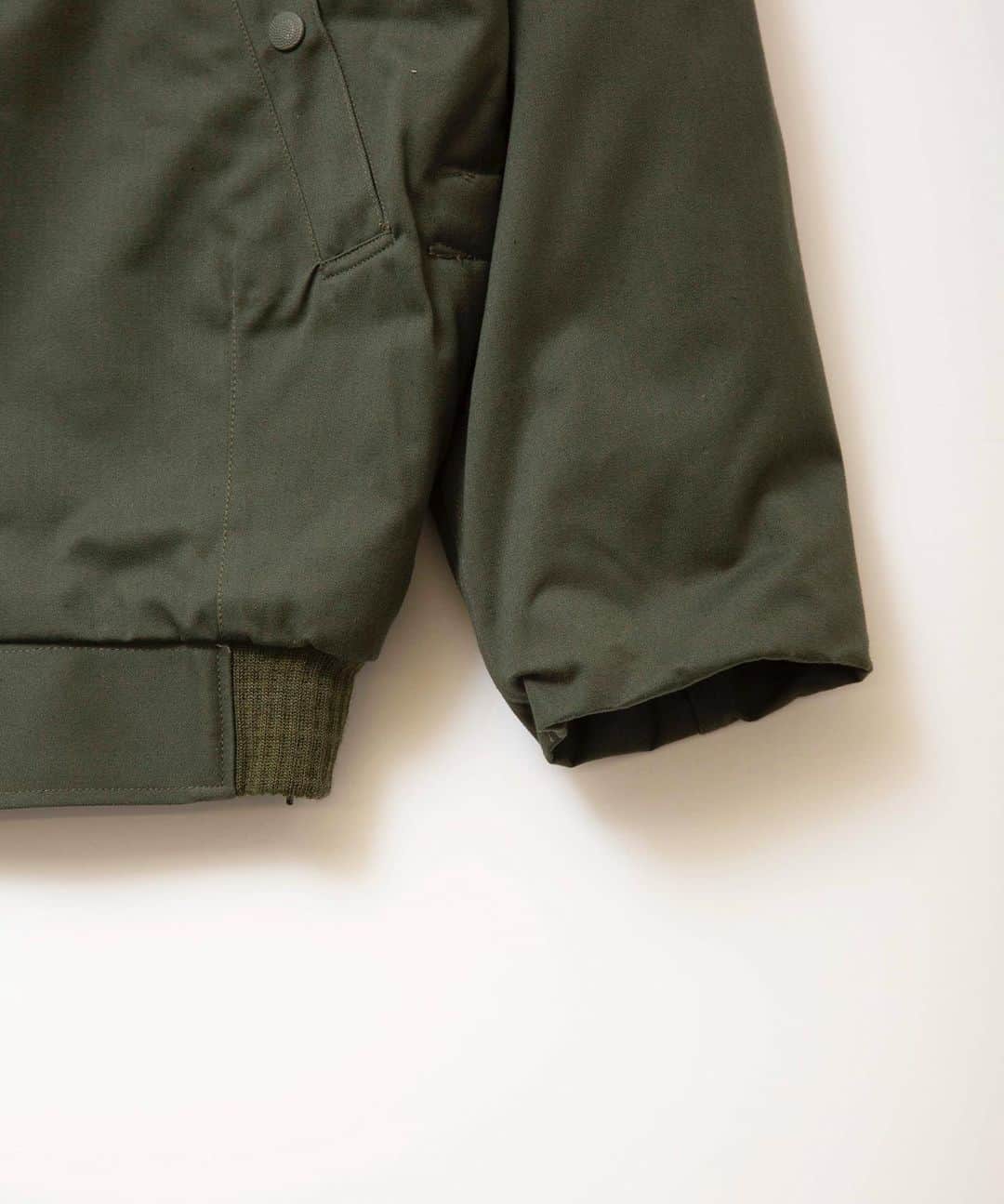 ファクトタムさんのインスタグラム写真 - (ファクトタムInstagram)「﻿ ﻿ French Army Pilot Jacket﻿ ﻿ 衿に着脱可能なボアが付いたフランス軍のフライトジャケット。フランス軍特有の細かいヘリンボーン生地が特徴的です。﻿ ﻿ ﻿ ﻿ ﻿ ———﻿ ﻿ 「FACTOTUM VINTAGE POP-UP #02」﻿ ﻿ ﻿ ﻿ FACTOTUM LAB STOREのコンセプトであるRelease・Respect・Remake・Reviveの4Rにかけた ポップアップイベントを開催します。﻿ ﻿ FACTOTUM VINTAGE POP-UPと名目して、Respectにあたるシーズンテーマのインスパイアされた参考資料である デザイナー有働の所有する古着たちを開放します。﻿ ﻿ 二回となる今回は今また注目を浴びるミリタリーウェアを中心としたアイテム達が並びます。 ﻿ U.S.ものからフランス軍、スウェーデン軍などヨーロッパミリタリーも多数登場。﻿ デザイナー有働幸司の奇跡を辿るイベントとなっております。﻿ ﻿ 皆様のご来場を心よりお待ち申し上げております。﻿ ﻿ ﻿ ーFACTOTUM VINTAGE POP-UP #02ー﻿ ﻿ ﻿ ■日時﻿ 2021年﻿ 2月19日(金)~2月21日(日)﻿ 2月26日(金)~2月28日(日)﻿ 12:00~19:00﻿ ※2月19日(金)の19:00からFACTOTUM ONLINE STOREでも販売開始﻿ ﻿ ﻿ ■会場﻿ FACTOTUM LAB STORE﻿ 東京都渋谷区恵比寿西2-17-16﻿ 代官山TKビル101号﻿ ﻿ ﻿ ﻿ #FACTOTUM﻿ #vintage﻿ #military﻿ #frencharmy﻿ #ファクトタム﻿ #ヴィンテージ﻿ #ミリタリー﻿ #ブルゾン﻿ #パイロットジャケット﻿ #古着﻿ #代官山﻿ #恵比寿﻿ @factotum.official﻿ @factotum.shop ﻿ @kojiudo」3月1日 21時25分 - factotum.official