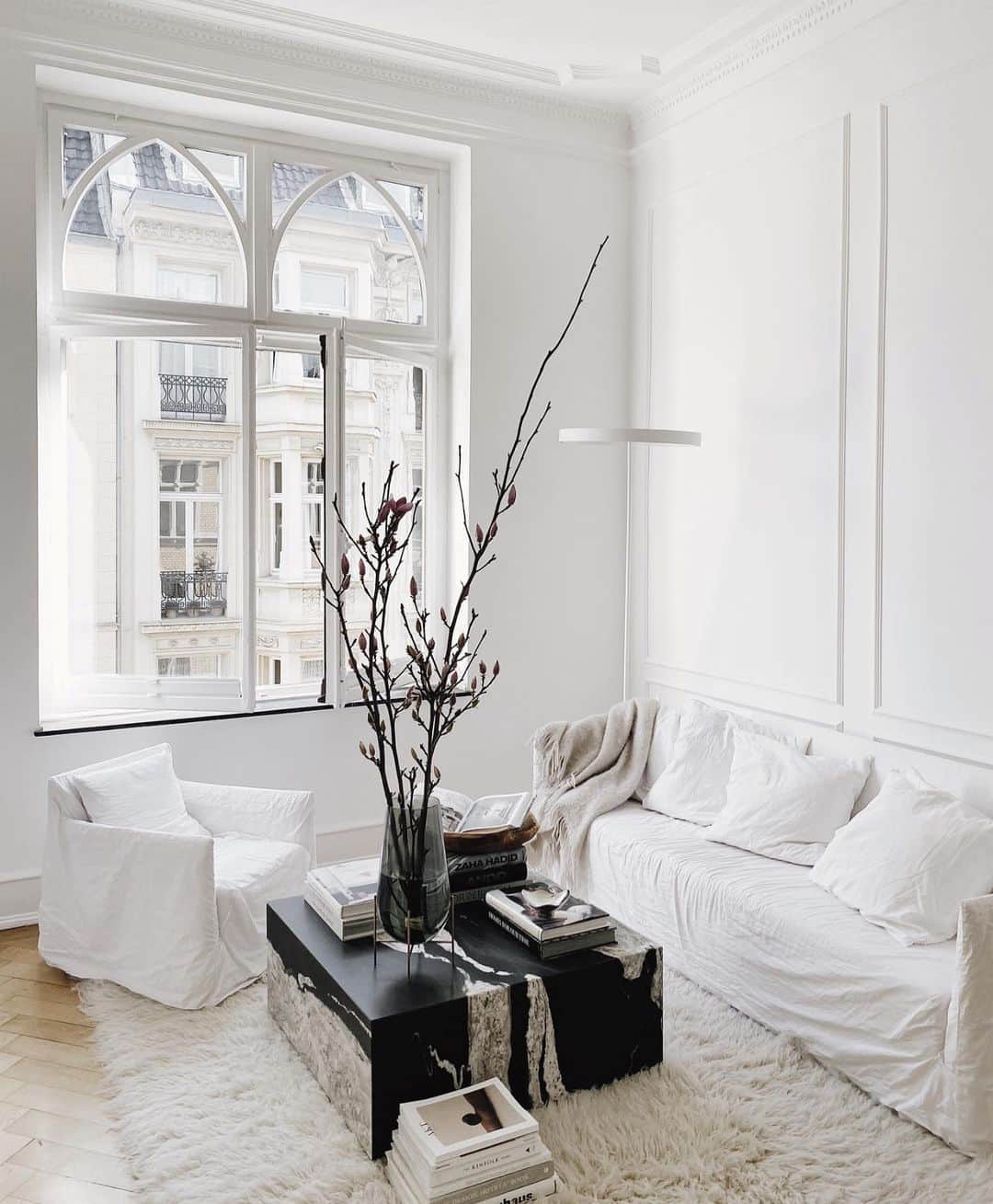 My Interiorのインスタグラム：「Maybe something like „cozy white livingrioom with a touch of black - interior inspo by @sebastian.schmidt 's new home“」