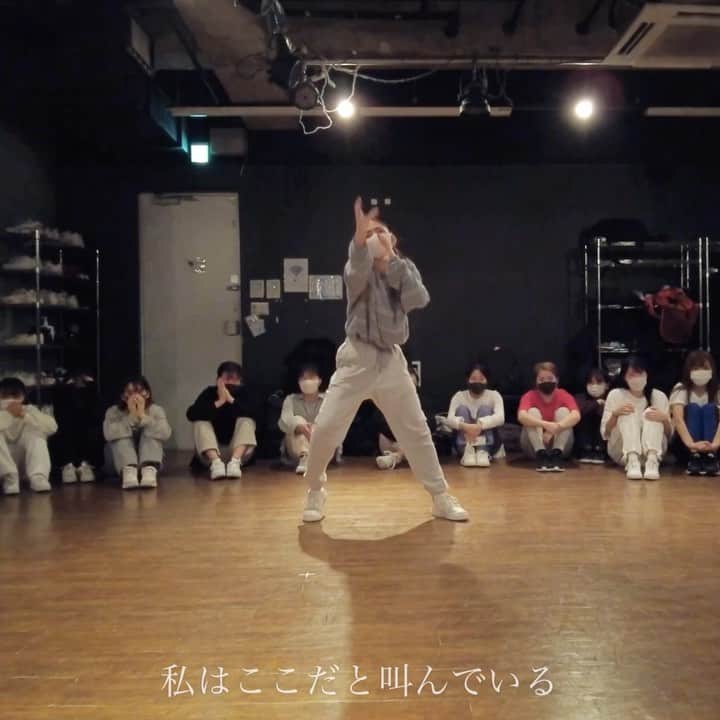のインスタグラム：「． 水平線２回目もありがとうございました😢🤍✨ TikTokも約100万回再生と沢山のコメントに何度も 救われました。今でもDMも沢山いただいて全て よませてもらってます。本当にありがとうございます。  もう一度して欲しいとリクエストの声を沢山頂き 予約開始5分も経たずにSOLDOUTで受けれなかった子が あと40人もいたこと。沢山の方からの2回目受けたい！ というメッセージに本当に涙でした。合計で100人の 素敵な皆に、この振付を踊ってもらえたことが本当に 幸せにおもいます。感謝の気持ちでいっぱいです。  2枚目はまりあちゃんとななみと踊らせてもらいました。 本当に心強かった。いつも心から本当にありがとう。  私自身、本当にみんなに生かされてて暖かいクラスで 曲によってクラスの雰囲気も毎回全然違って、でも 真っ直ぐな子たちばかりで、ずっと我慢してたのですが 自分の中で何かが破れてラスト1時間永遠泣いてしまって 受けてくれてる皆もあんなに涙流してくれて感動しました。  そのくらい色んな気持ちが一人一人にあって 自分を思いながら、誰かを思いながら踊る色んな色を ２回を通して見れて幸せでした。  うまく言葉にできないので長くなってしまいますが いつも本当に感謝しています。。きてくれた皆には 伝えた事が今の自分の全ての気持ちです。 そしてこんな素敵な音楽に出会えた事も幸せです。  みんなが希望や夢を持つことが出来るような 笑顔を増やしていけるような人間でありたいです。  これからも宜しくお願い致します。😢🤍✨ ほんっとに泣き虫なおします。笑  #水平線#backnumber#kahonna 人が痛みを感じた時には自分の事のように思えるように。」