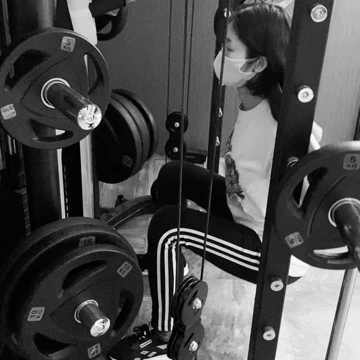 佃井皆美のインスタグラム：「【Today's diary】 I went to a gym for training. I mainly focused on my lower body today. I look very serious, but I enjoyed it very much.😂✨  #英語日記  #というか  #筋トレ日記 ？ #トレーニング  #パーソナル  #アースラポート  #earthrapport」