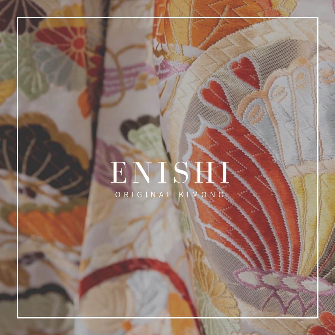 JUNOのインスタグラム：「JUNO オリジナル着物　"ENISHI"﻿ ﻿ Traditional & Modern をコンセプトに﻿ 日本の伝統美と技術を大切にした着物を﻿ お取り扱いしています。﻿ ﻿ こちらはJUNOのオリジナル着物"ENISHI"より﻿ "桃山蝶に松藤紋"﻿ ﻿ 桃山時代の図柄を元に、﻿ 能装束に使われる唐織でふっくらと織られた﻿ 最高級の色打掛です。﻿ ﻿ 正絹の光沢とボリューム感が格調高く、﻿ 松や丸文様、不死不滅の象徴である蝶文様など﻿ 幸せに満ちた一枚です🕊﻿ ﻿ ﻿ 色打掛：01-5051  #juno﻿﻿﻿ #junowedding﻿﻿﻿ #wedding﻿﻿﻿ #weddingdress﻿﻿﻿ #ジュノ﻿﻿﻿ #ウエディング﻿﻿﻿ #ウェディング﻿﻿﻿ #ウエディングドレス﻿﻿﻿ #ウェディングドレス﻿﻿﻿ #ドレス﻿﻿﻿ #プレ花嫁﻿﻿﻿ #2021春婚﻿﻿﻿ #2021夏婚﻿﻿﻿ #2021秋婚﻿﻿﻿ #福岡花嫁﻿﻿﻿ #東京花嫁﻿﻿﻿ #九州花嫁﻿﻿﻿ #関東 #和婚花嫁  #神社挙式 #色打掛 #junoの和装」
