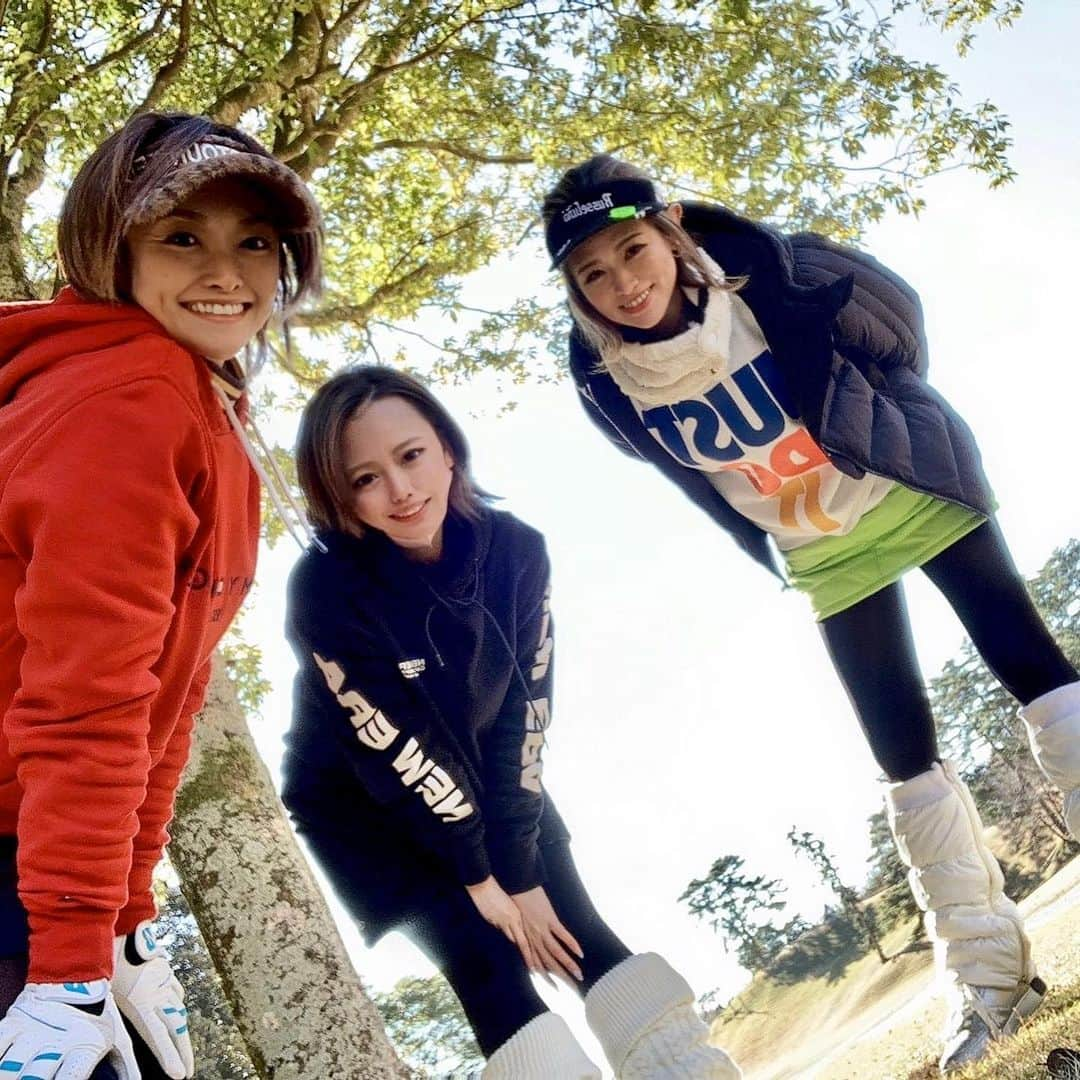 さえんまのインスタグラム：「＿ #冬ゴルフ ⛳️ やっと会えたますみさん🙈 ほんと楽しかったぁ🐒 誘ってくれて ありがとうございました🥺🤲 またお願いします✊💚  @masumi.kojima こっそり猿ポーズはずるい❤️きゅん  @ukc103 ポテンシャル高すぎ可愛すぎ🥺 ユーリンチーは大切🤣❤️  @96aaaayaka ワケあり後半リタイア🤭笑 元気な時に絶対またちゃんと行こうね😤❤️笑  ＿ #ゴルフ #ゴルフ女子 #ゴルフ仲間 #女子ゴルフ #ゴルフウェア #ゴルフコーデ #派手コーデ #サファリーず #🐵golf #眉サロン #美眉 #美眉スタイリング #スポーツコーデ #スポーツウェア #ナイキ #アディダス #冬コーデ #美容師 #美容師の休日 #美容の仕事 #アイブロウ #眉毛メイク #眉毛カット #golf #golfstagram #スイング動画 #ゴルフ動画 #ゴルフ練習 #ゴルフ練習 #ゴルフバカ」