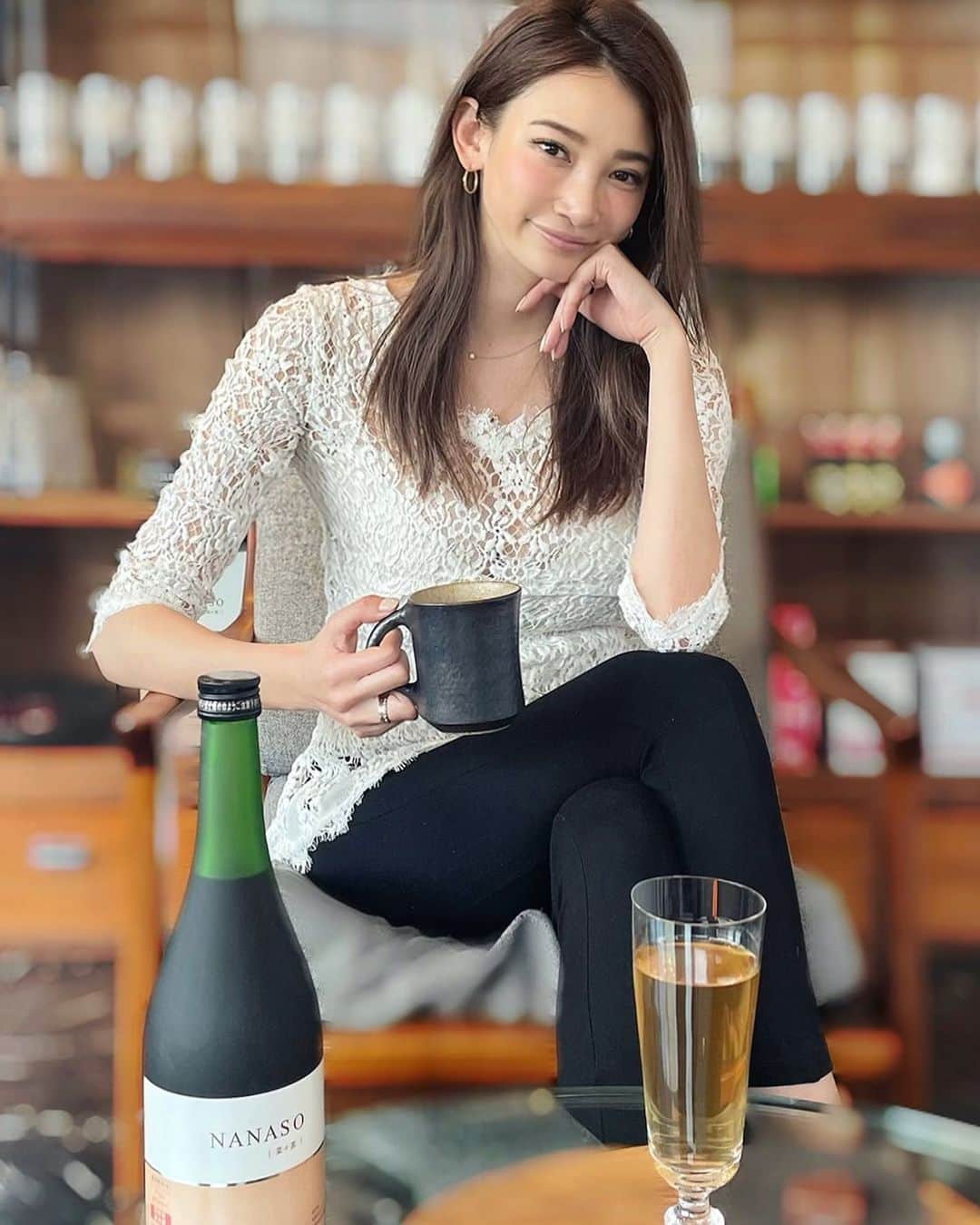 里海のインスタグラム：「東洋医学を色々学びました🧐 楽しかったです✨ 体内改善、腸活、健康と心  無理せず 自分の選択肢で 気に入ったものを取り入れてます  @bilanxmedical でも　@amazonjapan  で購入できる  「NANASO」の酵素は、  味も好きなので 毎日飲んで 私のひどい花粉アレルギー対策にも 取り組んでいます☺️  とても有意義な話ができて 未来設計や。好きな本📚  自分にとって心地のいい 無理のない日々が 一番の健康なのですが、  そこにプラスアルファを取り入れることが 大切だねって  頑張りすぎないスタイルが丁度いいです🥰」