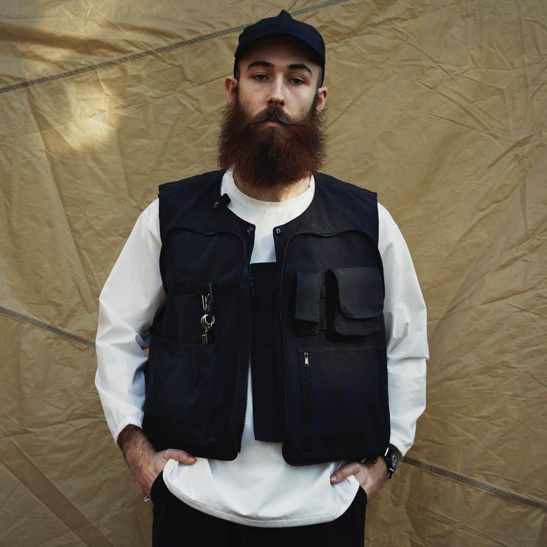 UNBY GENERAL GOODS STOREのインスタグラム：「ついに3月。ちょっとずつ春の準備、SHRINK NYLON CAMP VESTは キャンプでもタウンユースにも！ 収納力抜群で、バッグの代わりになるように設計されています。 平織した横畝が特徴的なAS2OVオリジナル 60/40NC グログラン生地を高塩縮加工しているため、渋くてヴィンテージ生地のような風合い、網目がつまっていて、デザイナーお気に入りのマテリアルです。 印象的なポケットはおりたたんで横に収納できます。色が6色ありますが、モノトーンも不思議と気分です。(キレイめ、にまとまるからでしょうか？👀) お店で、胸板のある方が御試着されていてものすごくかっこよかったです！ お似合いでしたよー！(とインスタから叫んでみます。) . . . #unby #AS2OV #キャンプベスト #ベストコーデ #veststyle #unbygeneralgoodsstore #lifestyle #camplife #outdoor #outdoors #outdoorgear #menstyle #tokyoshop #アンバイ #アッソブ #outfitinspiration #streetstyle #accessories #everydaycarry #camphack取材」