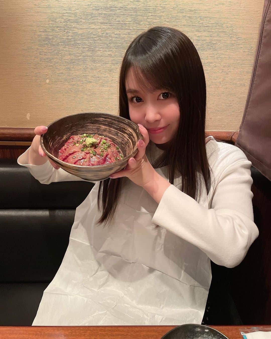 のインスタグラム：「. 丼と共に肉を焼いて食べる🥩」