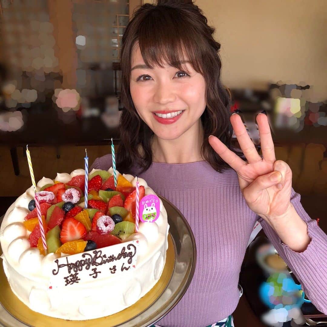 高井瑛子のインスタグラム：「. . . ２月２６日に誕生日を迎え ３０歳になりました！ . . 家族や友人に「おめでとう」と言ってもらえて 幸せ者です🥰 . . たくさんの方に支えられて、 いまの私がいます。 . 本当にいつもありがとうございます。 . . ３０代も自分らしく前へ突き進みたいと思います🌸✨ . . #高井瑛子 #30歳」