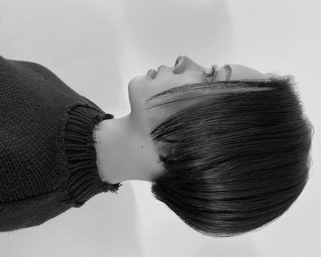 石川マリーさんのインスタグラム写真 - (石川マリーInstagram)「． ． たまにくるロングにしたい衝動。 ． なんで私って髪の毛伸びないんだろ…？ って思ってたけど 結構頻繁に短く切ってるよね。 そりゃ、伸びないよね。笑 ． ． ． #hairstyle」3月1日 21時56分 - marieishikawa