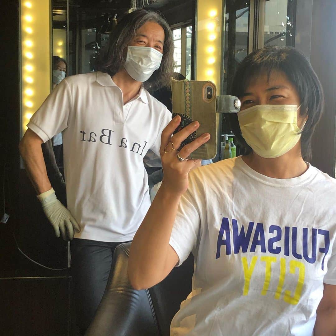 奥山佳恵さんのインスタグラム写真 - (奥山佳恵Instagram)「・ パンジーのヘアサロンや パンジーデビューのインスタの 名前や情報をなにひとつ 書いていなかったので 改めて。笑  藤沢駅南口から 徒歩１分のとこにある 「In a Bar」というサロンです  そのデビューしたインスタは  @in.a.bar   です！  きっと 多くは語らない わしゃ不器用じゃけぇな インスタになると思う  パンジーの手作り ヘアカタログ集  もしよかったらぜひ♪  (2枚目のポーズなに) ・」3月1日 21時57分 - okuyama_yoshie