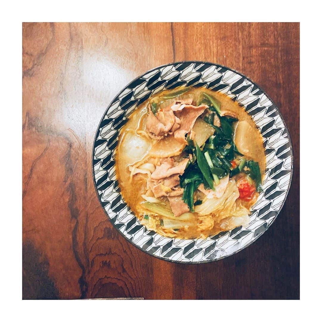鈴木紗理奈さんのインスタグラム写真 - (鈴木紗理奈Instagram)「今日の晩ご飯は 鍋なの？！ ラーメンなの？！ ねぇどっち？！ 的なもの。美味かったら何でもいいね。 わたしの分もたっぷり入れたラーメンをリオトは完食。ラー油たっぷりでいただきました😋  #紗理奈流dining #munehiroキッチン」3月1日 21時55分 - munehirovoice