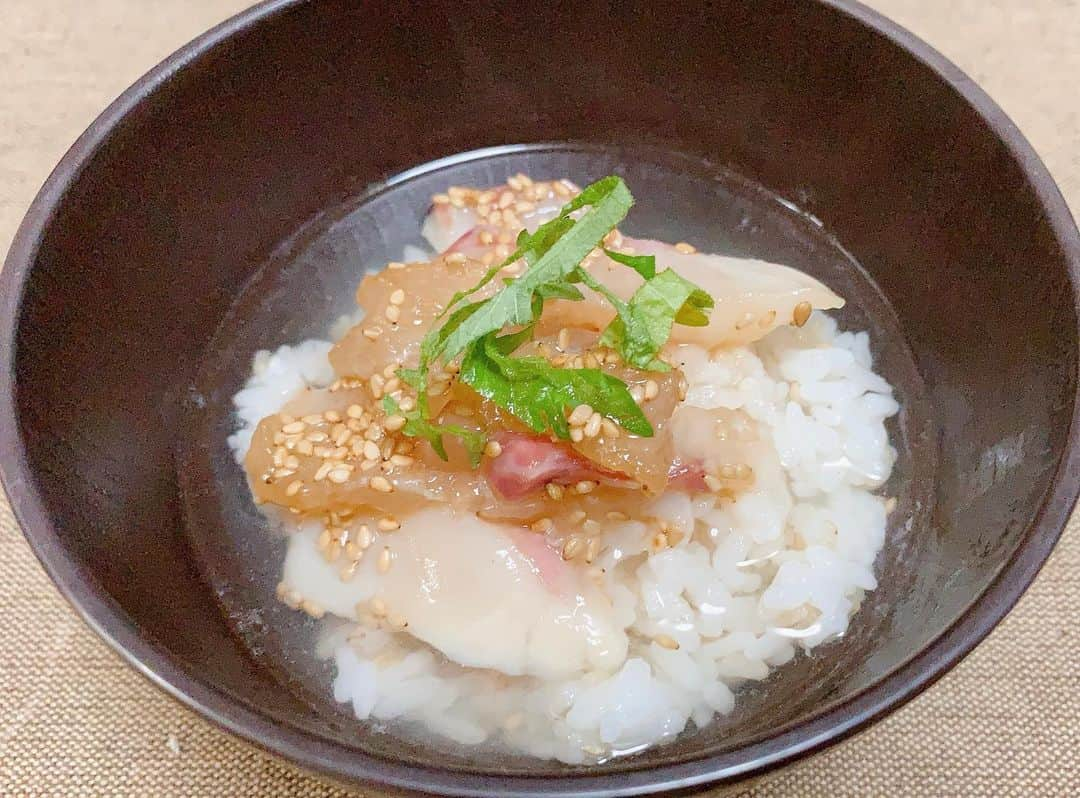 奥井浩之のインスタグラム：「おっくんグルメ🍽  #おっくんグルメ #鯛茶漬け #あんまこれ家で食べへんで😂 #どっか忘れたけど旅行行った時食べたの美味しかった #マジでどっか忘れたけど😂 #3枚目副音声バージョン  #自粛飯#おうちごはん」