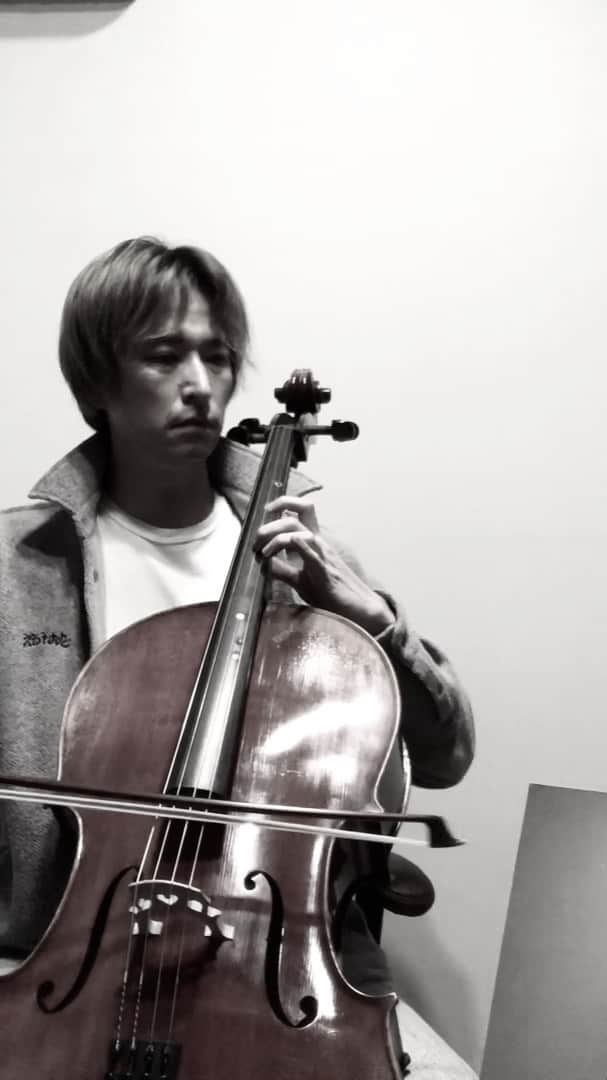 秋山真太郎のインスタグラム：「203日目✨Day203✨ If a 38-year-old man who can't read musical score suddenly starts playing the cello🎻 #チェロ#cello#첼로#클래식#gabrielsoboe#enniomorricone#ガブリエルのオーボエ#エンニオモリコーネ」