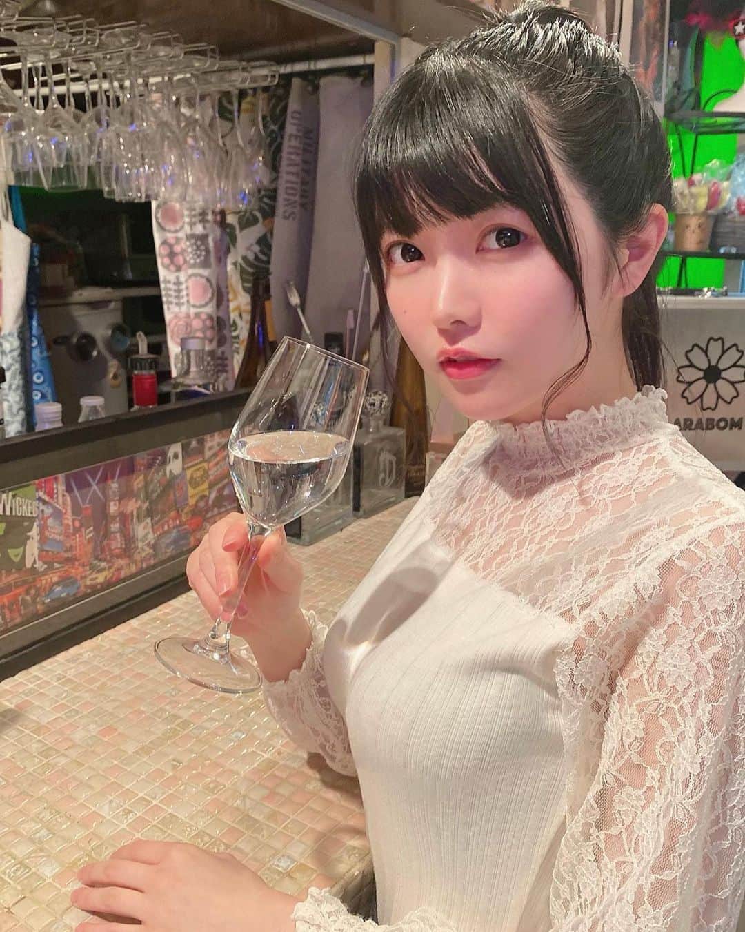 小野寺梓さんのインスタグラム写真 - (小野寺梓Instagram)「乾杯♡  ・ ・  大人だ〜！！！ ・ ・ 撮影で行った場所でゆりなちゃんが撮ってくれたよ！ゆりなちゃん撮るのすごい上手、、！トップスはみおちが貸してくれたよ！！！ ・ ・  ・ #真っ白なキャンバス #白キャン #小野寺梓」3月1日 21時58分 - onoderaco