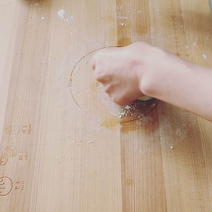 伊藤まさこのインスタグラム：「@wuwen_cookingsalon 去年の12月はウー・ウェンさんのところに通って粉料理の撮影をしていました。その手さばきも味も魔法みたいだった🥺本は来月出るのかな。ウーさん、今日からインスタはじめたようです。本のことなどそこからチェックしてみてくださいね。」