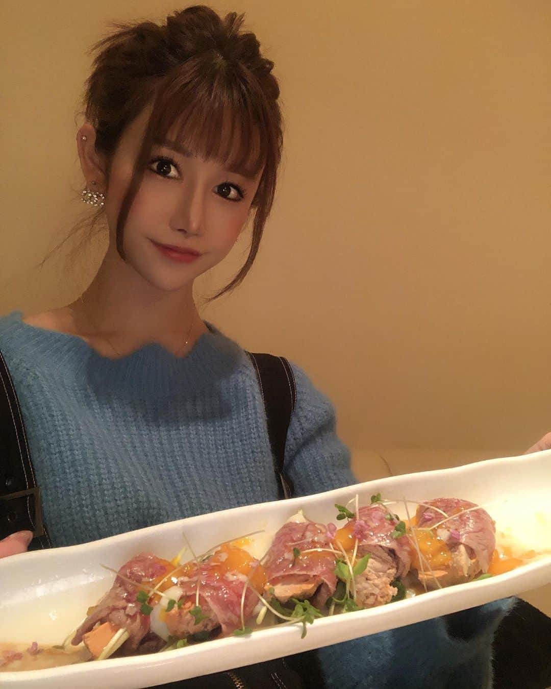 SUMIREのインスタグラム：「最近美味しいご飯屋さんに 全然行けてない😔❤️ . 緊急事態宣言解除されたし？ . 行きたいなぁ❣️ 美味しいとこッ🥰🥰🥰笑笑 . フカヒレ食べたい😚笑笑 ⇧贅沢したい . かなっちと遊んだ時の❣️ まだ緊急事態宣言出てない時😂 たくさん笑ったなぁ😇 . #コロナに負けないぞ #美味しいご飯が食べたい  #好物#フカヒレ#寿司#肉 #肝#レバ刺し#つまみが好物 #私は変わり者#変わり者が好き #お酒とご飯は別腹です  #可愛い子と繋がりたい  #いけめんは世界を救う  #followme#dinner#instagram  #happylife#japanesefood  #japan_of_insta#japanesegirls #rifle#bar#drink#love」