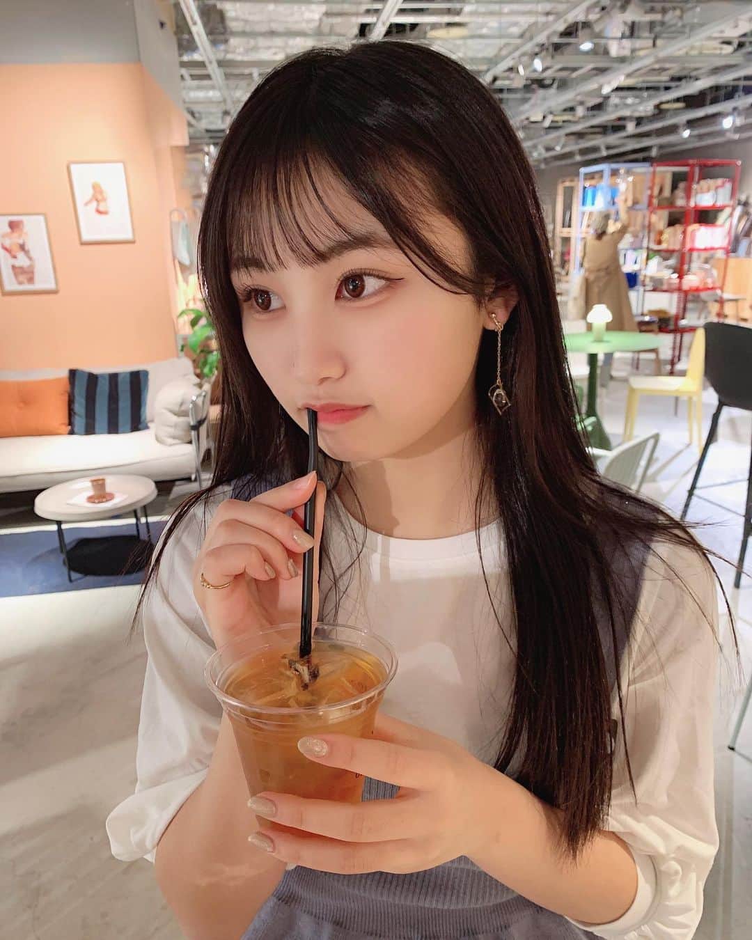 宮丸くるみのインスタグラム：「今日から3月！！ 3月もInstagramよろしくお願いします（*＾＾*)  早く1万人フォロワー様突破したい！！🥺  皆さん知り合いの方や友達に拡散などなどよろしくお願いします♡笑  ・ ・ ・  #リリバリ #lilyofthevalley #アイドル #idol #カフェ #原宿カフェ #表参道カフェ #アイスティー #黒髪 #ロングヘア #ストレートヘア #ぱっつん前髪 #シースルー前髪 #ダンデライオンチョコレート」