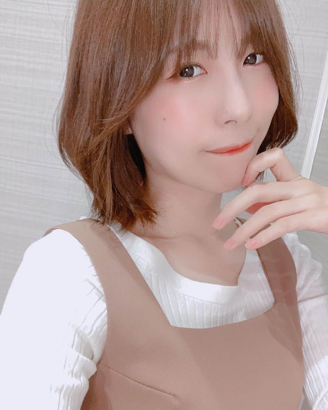 のインスタグラム：「髪巻いてもらった⸜(*´꒳`*)⸝‬  #グラドル #ポートレート #フリーモデル #グラビア #フリーランス #ポートレートモデル #被写体 #撮影会 #写真好きな人と繋がりたい #カメラ好きな人と繋がりたい #くびれ #美脚 #撮影依頼 #仕事依頼 #ミリドル #portrait #shotting #japanesegirl #cute #kawaii #followme #美容室 #loana #attrangs #starjewelrygirl #ショートヘア女子 #シースルーバング #ヘアモデル #サロンモデル」