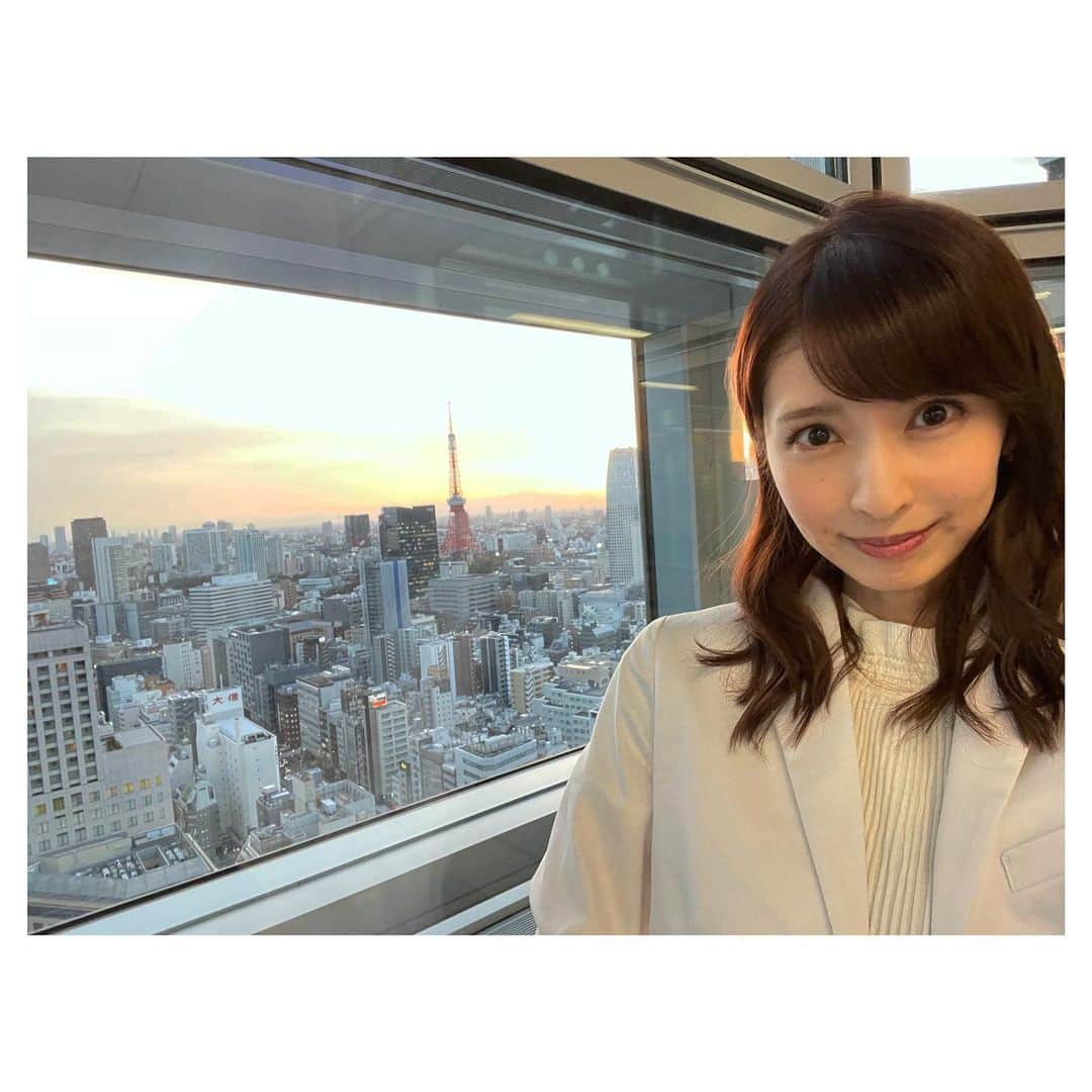 川村優希さんのインスタグラム写真 - (川村優希Instagram)「読売テレビ『かんさい情報ネットten.』にリモート出演させて頂きました。 私は東京・汐留の読売テレビ東京支社から、森田豊先生　@doctormorita はご自宅からのリモートとなりました📺  写真は出演前の夕焼けと東京タワー🗼そしてリハーサルの時に森田先生が隠し撮りして下さっていた写真です。  今日で中谷しのぶキャスターが月曜日にten. に出演するのは最後とのことでした。 中谷さんの落ち着いていて機転の利いた進行に毎回助けて頂いていました。またいつか直接お礼を伝えられる日が来ますように😌  #かんさい情報ネットten #読売テレビ　#東京タワーの右側　#本当は富士山も写っているのだけど #わかりますか」3月1日 22時04分 - yuki.kawamura.official