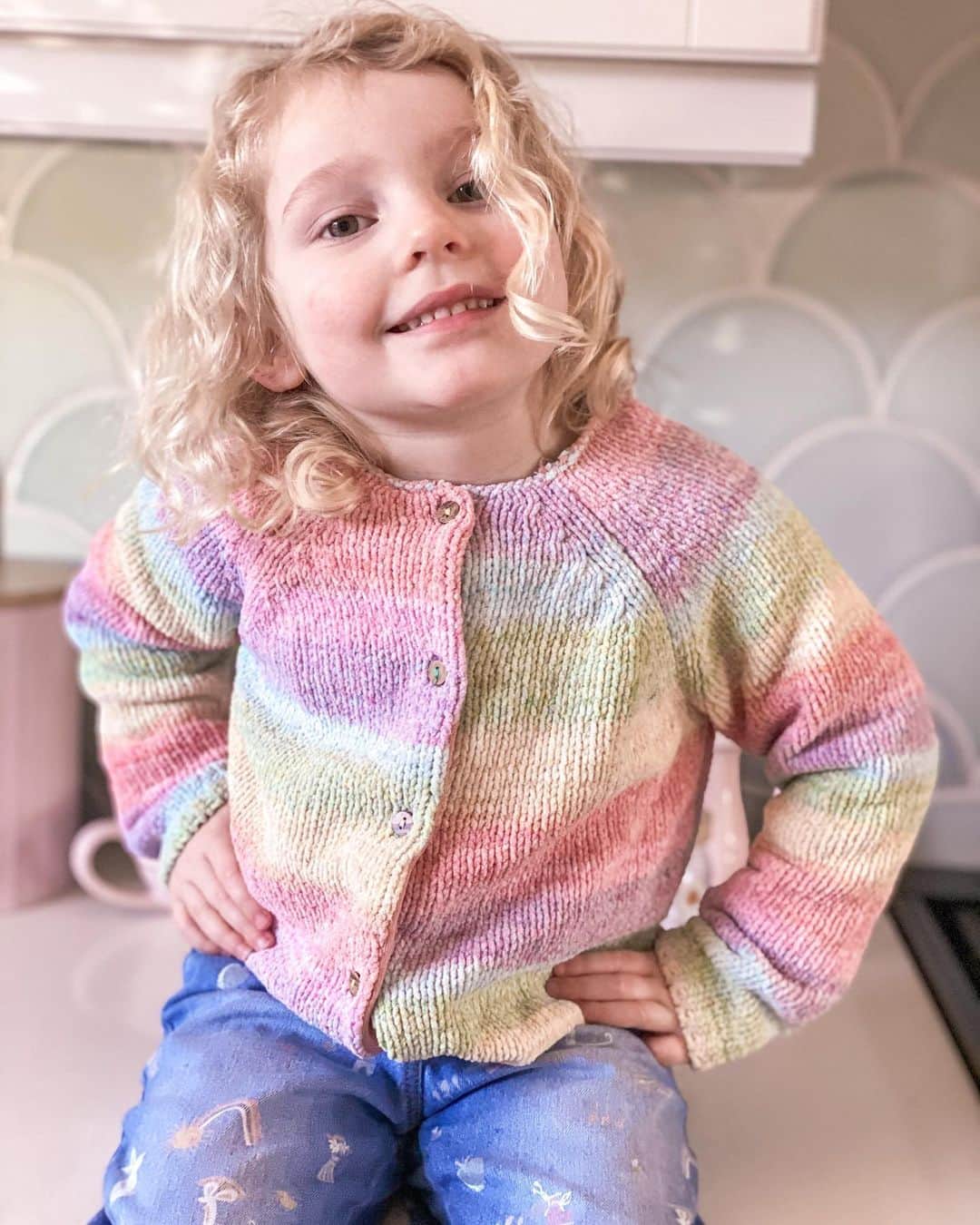 Nextさんのインスタグラム写真 - (NextInstagram)「Say CHEESE! 😁 It's all rainbows and smiles from @oaktreehome 🌈Tap to shop. 🔎Cardigan: 456-835 Jeans: 688-266 #nextkidswear #nextkids」3月1日 22時04分 - nextofficial