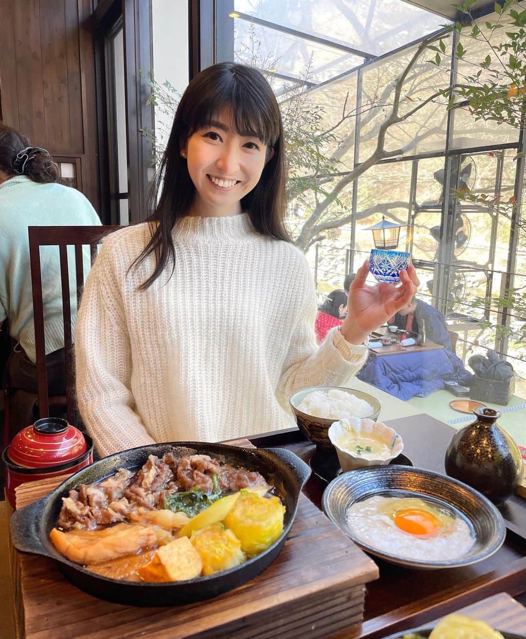 土屋香織のインスタグラム：「ꕥ .箱根 湯本茶屋 牛なべ右近🐃 @gyunabe_ukon 須雲川沿いの 箱根で唯一の川床のお席がある素敵なお店。 . ランチ限定の「牛なべ膳」をいただきました🤤 厳選した国産牛肉と野菜を 割り下で煮込んだ濃厚な味わいの牛なべ🍲 自然薯と卵を混ぜて絡めながらいただきまーす♡ 内容は ・牛時雨煮 ・牛すじの玉子蒸し ・牛なべ　但馬牛切り落とし、鍋野菜  ・ご飯・香の物・味噌汁 とっても美味でした♡ 箱根街道という日本酒と一緒に🍶✧︎*。 好きなお猪口選ぶの楽しい♪ . 中学生以上のみ入店可なので 優雅に景色とお料理を 静かにゆっくり堪能できるお店です✧︎*。 . こちらのお店 到着すると他にない 素敵な歓迎をしてくださいます( › ·̮ ‹ )♬ お店に行ってのお楽しみです☺️ . 食事が終わってからも 近くの観光スポットを教えてくださったり スタッフの皆様とても親切で ホスピタリティの高いお店なので 大切な人とのお食事にもおすすめです✧︎*。 . . 旅行ネタがまだまだ渋滞中なので 色々と場所前後しながら載せていきます🤣 . . . #牛なべ右近 #箱根牛鍋 #川床 #箱根 #ランチ #箱根ランチ #箱根観光 #箱根グルメ #pr #箱根旅行 #女子旅 #stayway女子旅 #かおvoyage #かおgourmet #たびすたぐらむ #旅行好きな人と繋がりたい #旅スタグラム #旅好きな人と繋がりたい #タビジョ #genic_japan #beautifuldestinations #tabigenic #旅行好き女子 #iamatraveler #日本酒 #shorttrip #beautifulrestaurant #グルメな人と繋がりたい」