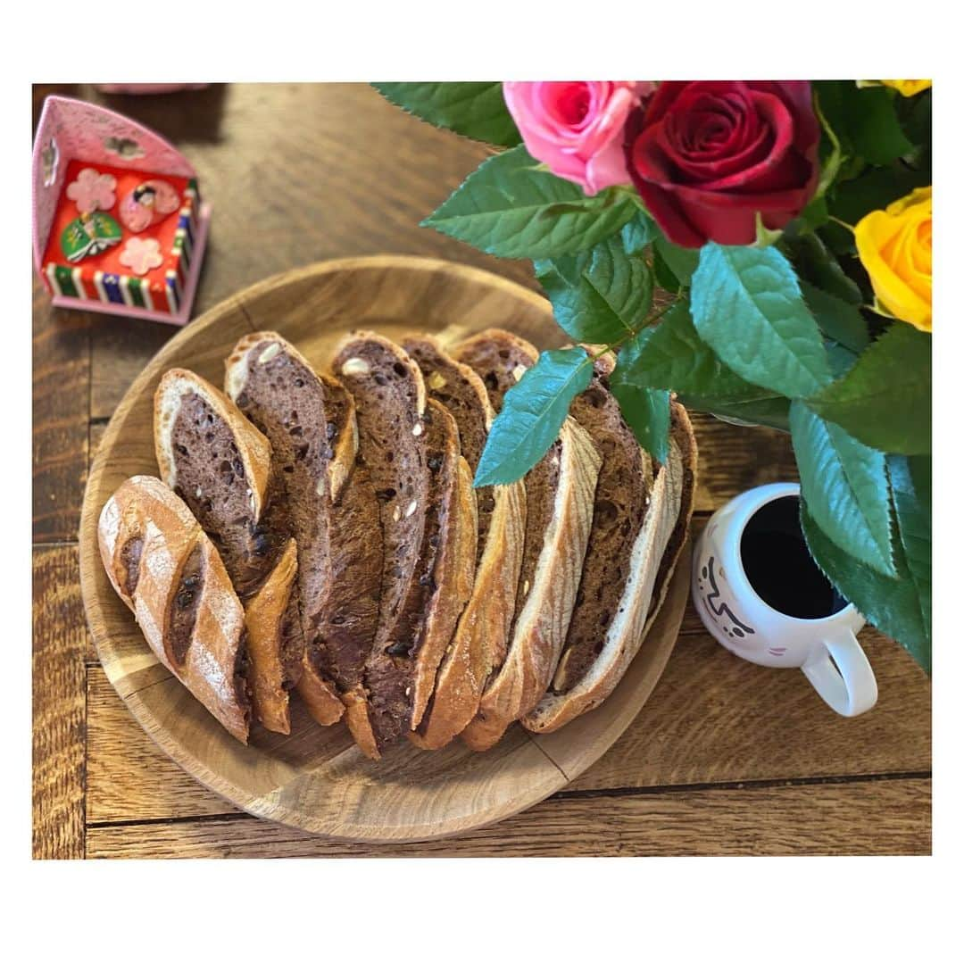 大和悠河さんのインスタグラム写真 - (大和悠河Instagram)「美味しいchocoカンパーニュ🥖✩⃛˞Հੈै ̫̮ ऀืົཽ ⁾⁾৸スライスしました😊🥖胡桃がたっぷり入ってます ' . . .  #大和悠河　#yugayamato #chocolate #campagne  #ベーカリー  #チーズフランス #chocolatecampagnue  #お雛様　#ひな祭り  #シナモンロール #レーズンパン  #choco胡桃フランスパン　#珈琲　#coffee  #cinnamonrolls  #cinnamon  #chocobaguette #buckethat #スタバのコーヒーカップ  #スタバマグカップ  #だるまさん　#スタバ  #starbucks #お節句」3月1日 22時12分 - yugayamato