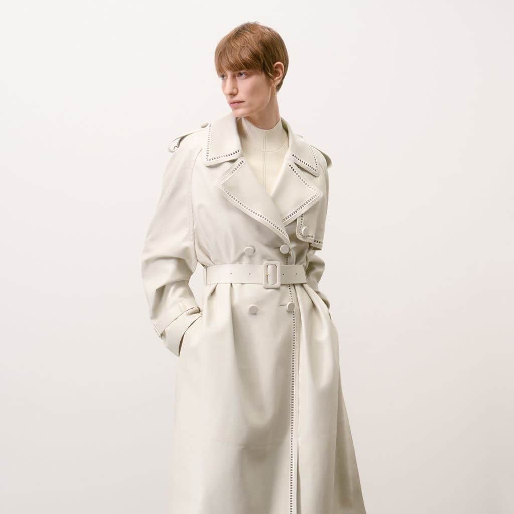 Fendiのインスタグラム：「Exquisite simplicity in monochrome marble shades from @MrKimJones #FendiFW21 ready to wear women’s collection.  Artistic Director of Couture and Womenswear Collections: @MrKimJones Artistic Director of Accessories and Menswear Collections: @SilviaVenturiniFendi Jewellery Creative Director: @delfinadelettrez  Creative Director: @Ronnie.Cooke.Newhouse Photographer: @caspersejersenstudio   Styling: @themelanieward  Hair: @guidopalau Makeup: @peterphilipsmakeup Nails: @beautick_official Casting: @shelleydurkancasting」